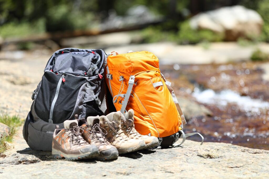 difference between backpacking and hiking