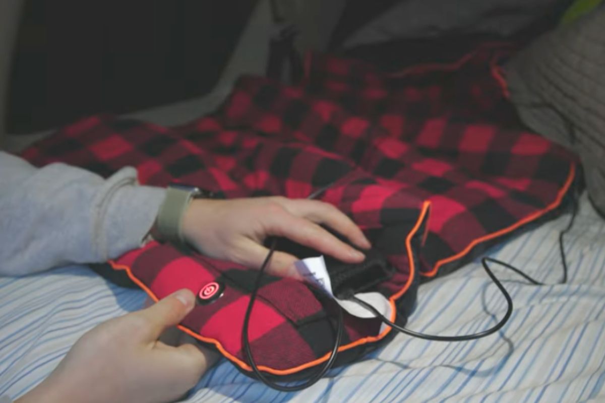 electric heated blankets for camping are a great way to stay warm and cozy at your campsite